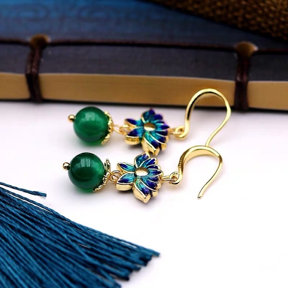 Beautiful Imperial Palace styled Elegant Dropped Earrings - Picture 4 of 5